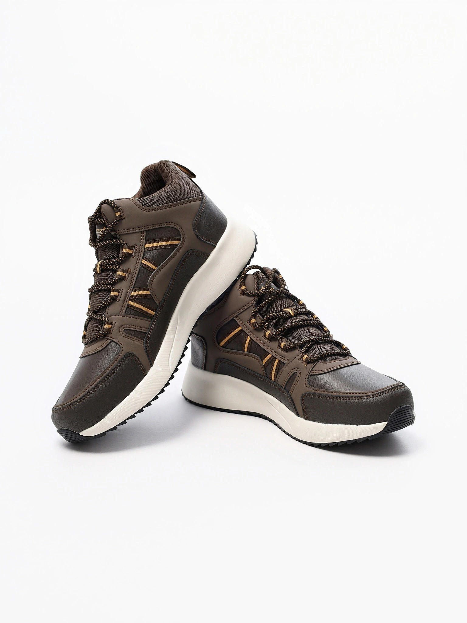 Кроссовки коричневого цвета на контрастной средней подошве